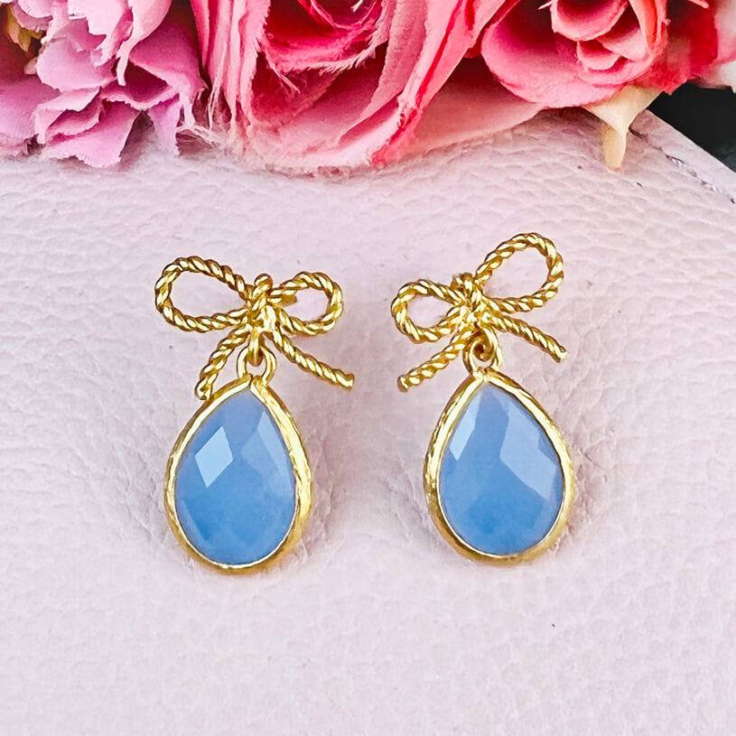 SchwesterSchwester Schleifchenstecker mit kleinem facettiertem Tropfen in Hellblau Super Sparpreis