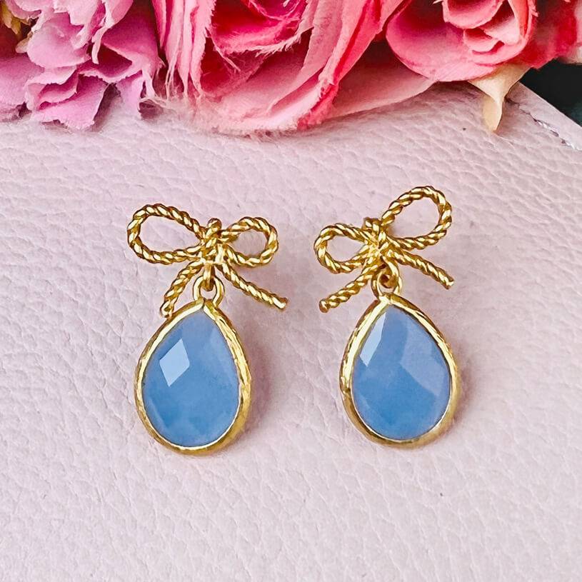 SchwesterSchwester Schleifchenstecker mit kleinem facettiertem Tropfen in Hellblau Super Sparpreis