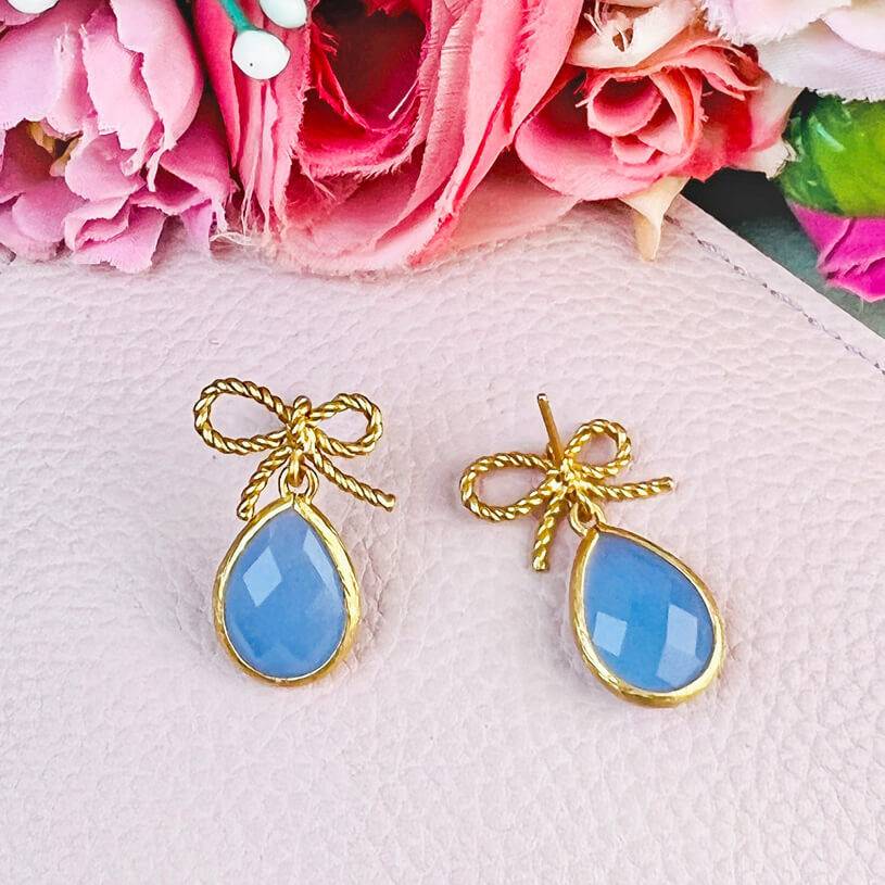 SchwesterSchwester Schleifchenstecker mit kleinem facettiertem Tropfen in Hellblau Super Sparpreis