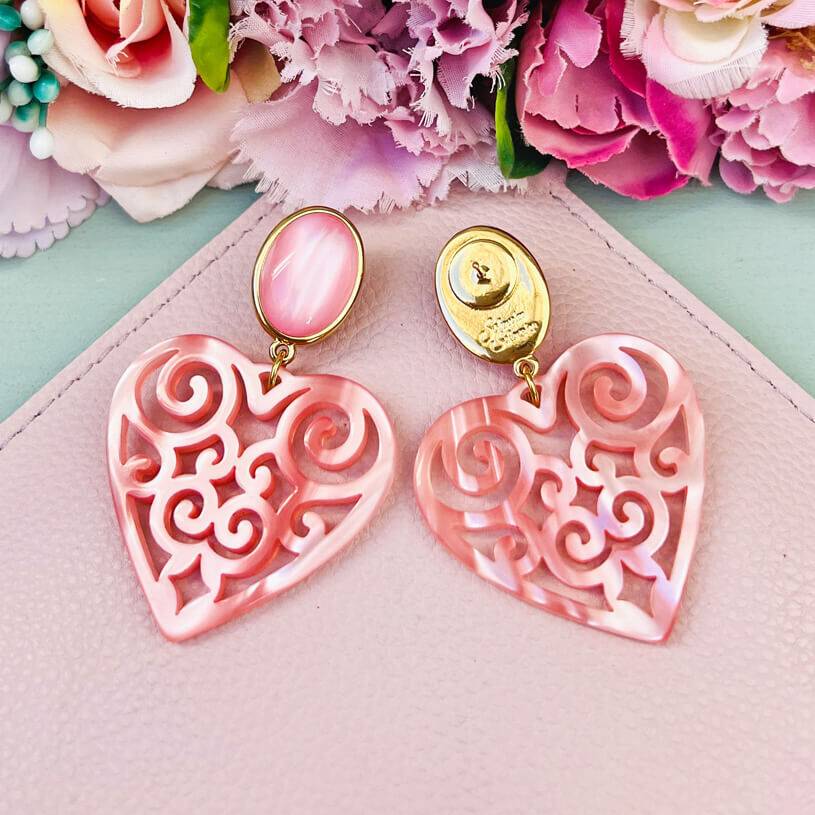 SchwesterSchwester Schöne Ohrringe in schimmerndem Rosa mit Herz-Ornamenten von AmuseToi Begrenzte Freigabe