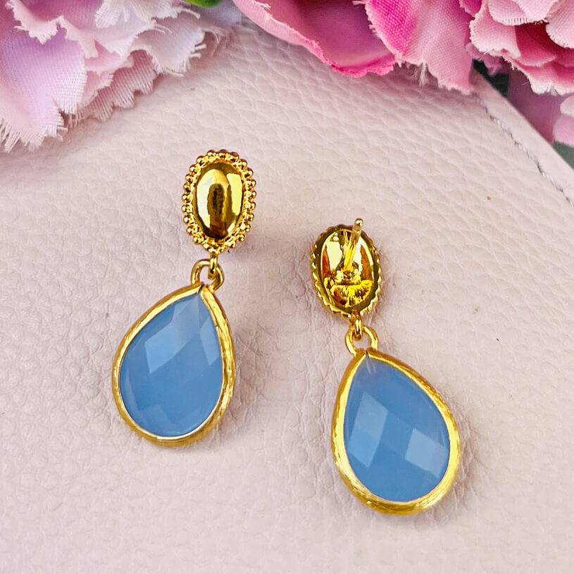 SchwesterSchwester Eleganter vergoldeter Ohrstecker mit kleinem Tropfen in Zartblau Zeitbegrenzte Promotion