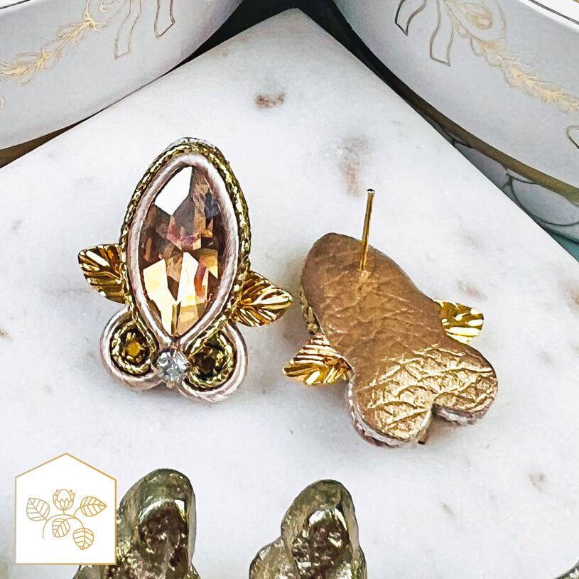 SchwesterSchwester Kleine Soutache-Ohrstecker in Gold und Champagner Fabrikverkauf